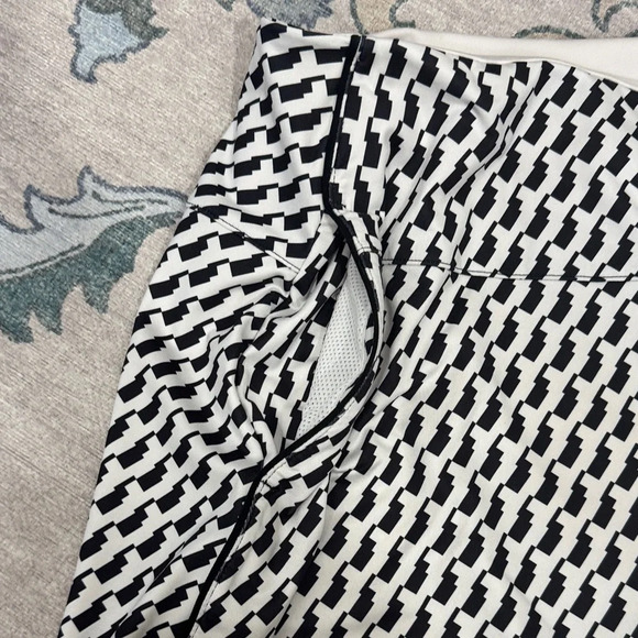 Nike Dri-Fit Black and White Patterned Athletic Skirt Built-In Shorts - Picture 3 of 6